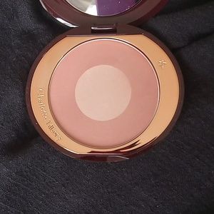 Charlotte Tilbury Cheek to Chic Swish & Glow Blusher in Pillow Talk